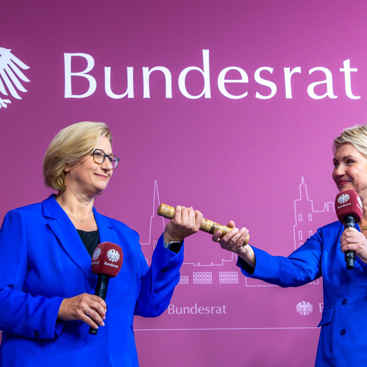 Staffelstabsübergabe: Anke Rehlinger (links) übernimmt von Manuela Schwesig die Bundesratspräsidentschaft. (Archivbild) - Foto: Jens Büttner/dpa