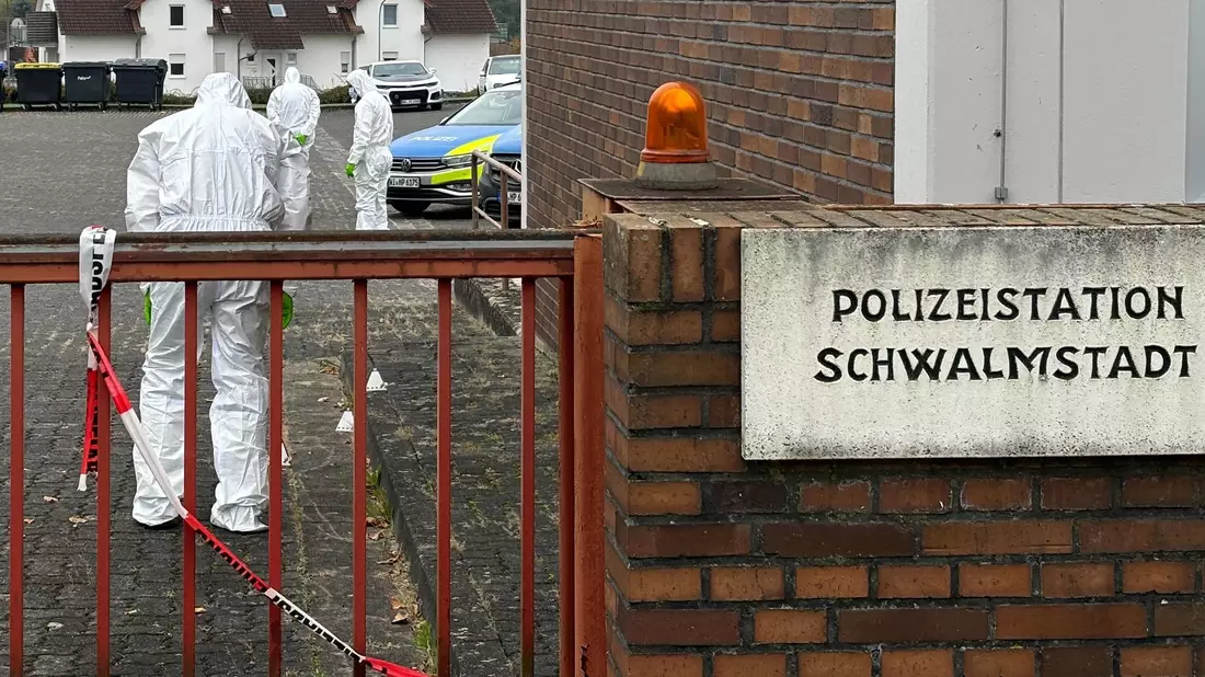 In Schwalmstadt erschoss die Polizei eine 20-Jährige. Sie soll eine Waffe auf Polizeibeamte gerichtet haben, die einer scharfen Schusswaffe «zum Verwechseln ähnlich» war. (Archivbild) - Bild: Nicole Schippers/dpa