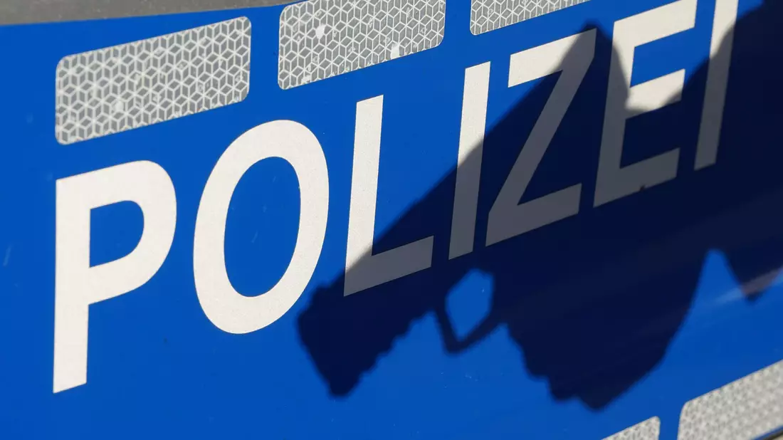 Nach einer Auswertung von Polizeiberichten starben seit Januar bundesweit 17 Menschen bei Schusswaffengebrauch durch die Polizei. (Symbolbild) - Bild: Marcus Brandt/dpa
