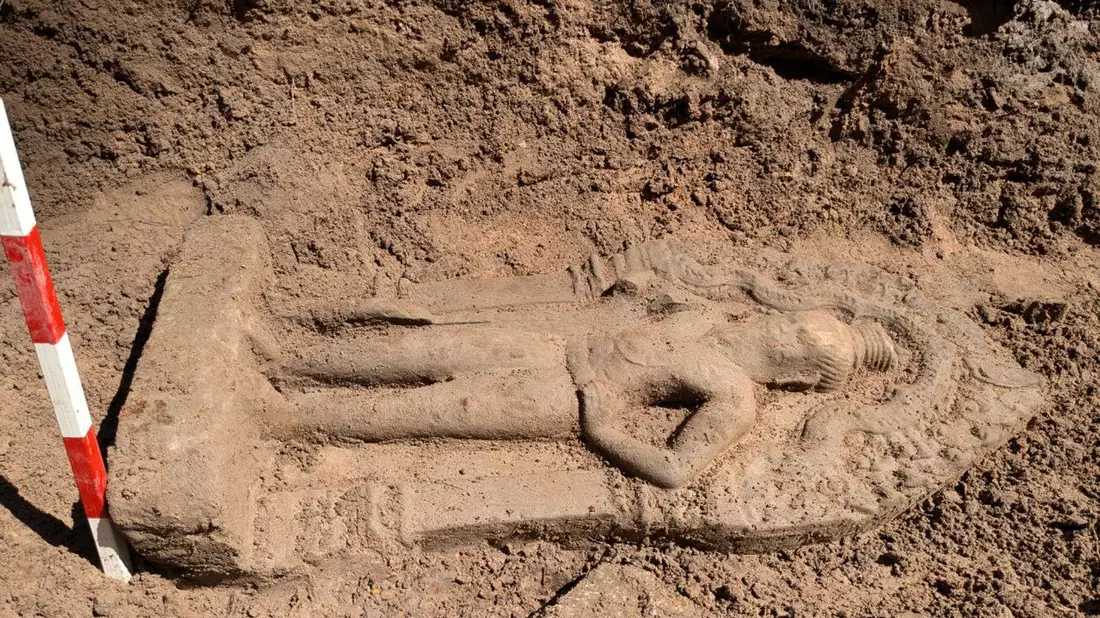 Die Torwächter sind rund einen Meter groß und wurden am Nordeingang von Angkor Thom entdeckt.  - Bild: Apsara National Authority/XinHua/dpa