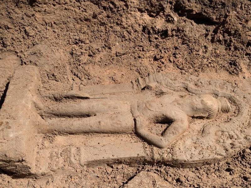 Die Torwächter sind rund einen Meter groß und wurden am Nordeingang von Angkor Thom entdeckt.  - Foto: Apsara National Authority/XinHua/dpa