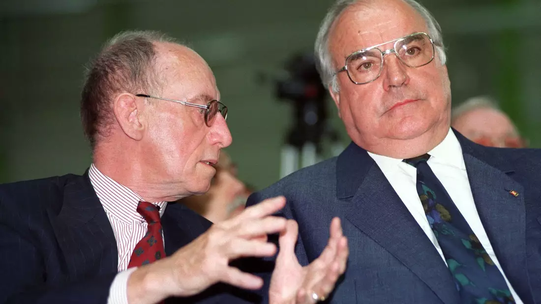 Edzard Reuter, ehemaliger Vorstandsvorsitzender der Daimler-Benz AG, ist am 27. Oktober 2024 im Alter von 96 Jahren in Stuttgart gestorben - hier mit dem damaligen Bundeskanzler Helmut Kohl.  - Bild: Bernd Weissbrod/dpa