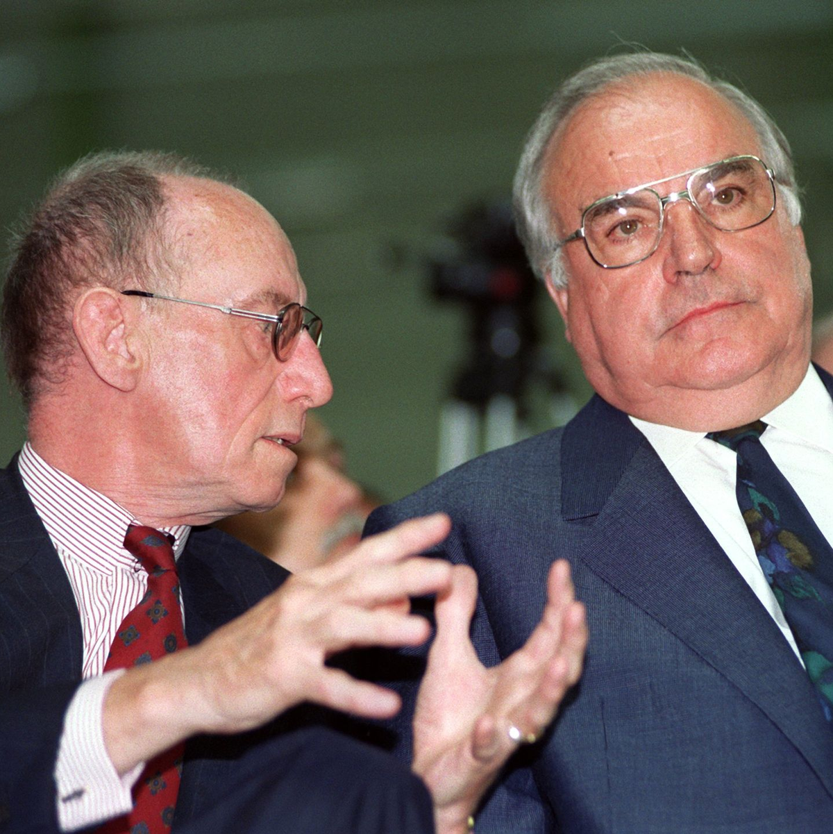 Edzard Reuter, ehemaliger Vorstandsvorsitzender der Daimler-Benz AG, ist am 27. Oktober 2024 im Alter von 96 Jahren in Stuttgart gestorben - hier mit dem damaligen Bundeskanzler Helmut Kohl.  - Foto: Bernd Weissbrod/dpa