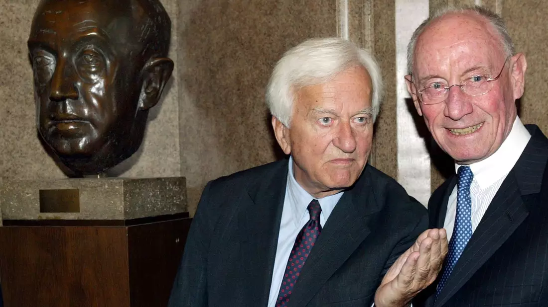 Edzard Reuter, ehemaliger Vorstandsvorsitzender der Daimler-Benz AG, ist am 27. Oktober 2024 im Alter von 96 Jahren in Stuttgart gestorben - hier mit Altbundespräsident Richard von Weizsäcker. - Bild: Wolfgang Kumm/dpa