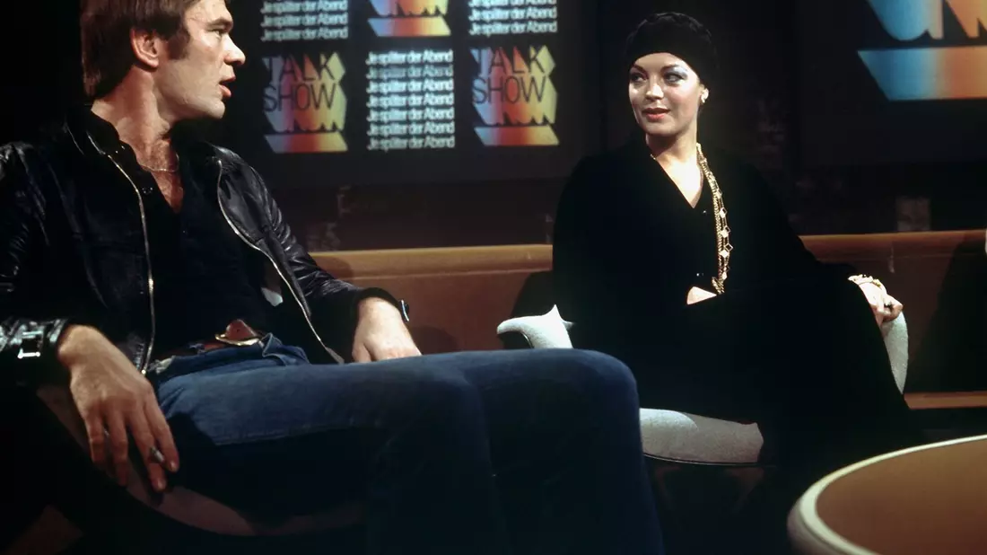 Unvergessen: Romy Schneider und Burkhard Driest am 30. Oktober 1974 in der WDR-Talkshow «Je später der Abend». (Archivbild)  - Bild: Horst Ossinger/dpa
