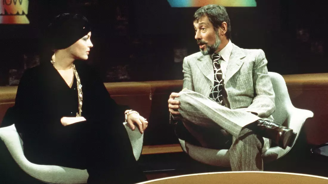 Moderator Dietmar Schönherr bemüht sich redlich in der Talkshow «Je später der Abend», Romy Schneider zum Reden zu bringen. (Archivbild)  - Bild: Horst Ossinger/ dpa