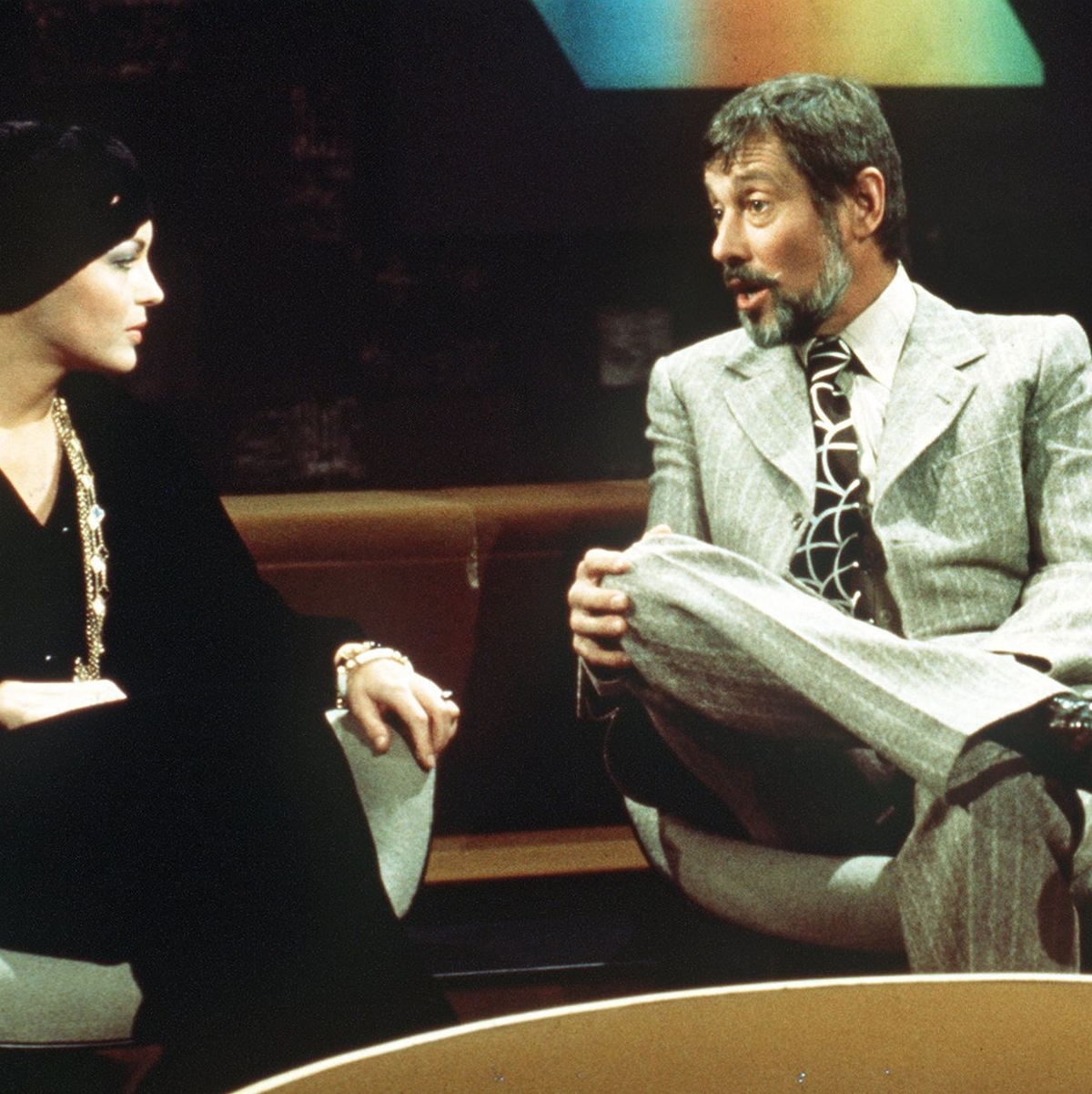 Moderator Dietmar Schönherr bemüht sich redlich in der Talkshow «Je später der Abend», Romy Schneider zum Reden zu bringen. (Archivbild)  - Foto: Horst Ossinger/ dpa