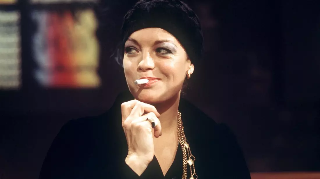 Romy raucht - vor 50 Jahren war sowas im Fernsehen kein Problem. (Archivbild) - Bild: Horst Ossinger/dpa