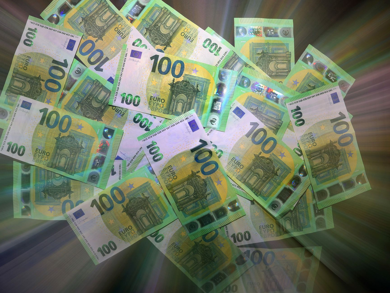 Die Deutschen sparen weiterhin eifrig. - Foto: Karl-Josef Hildenbrand/dpa