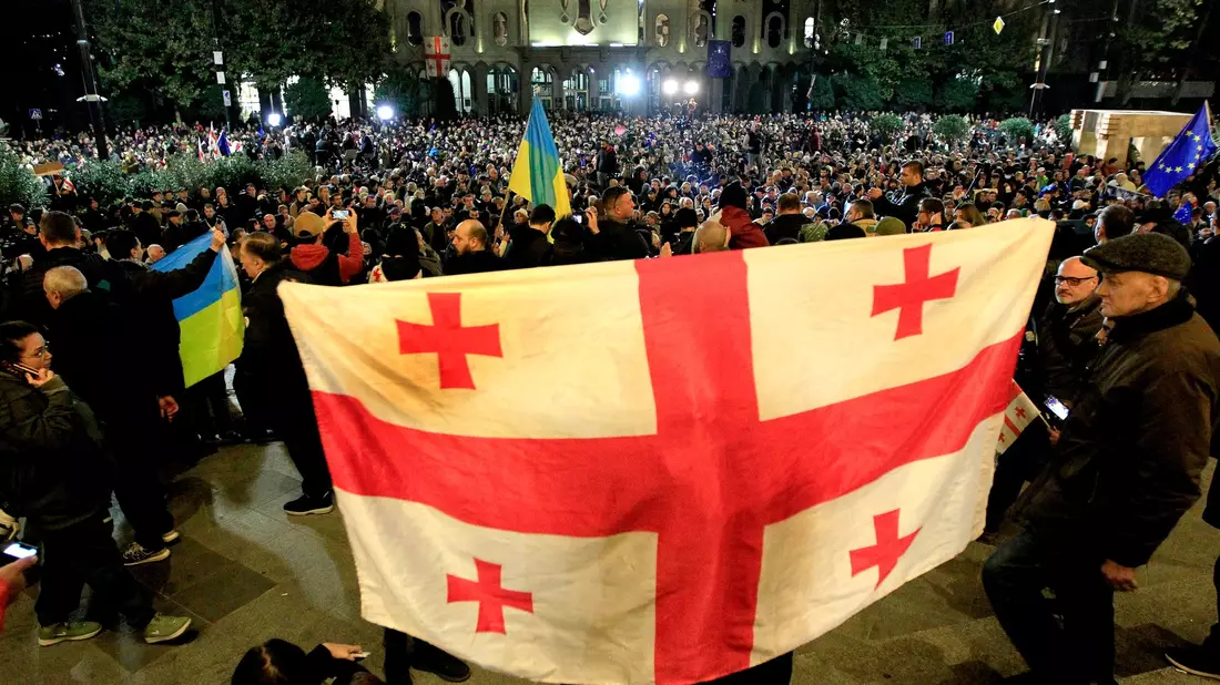 Die georgische Opposition hält das Wahlergebnis für grundsätzlich verfälscht und fordert eine Wahlwiederholung. - Bild: Shakh Aivazov/AP