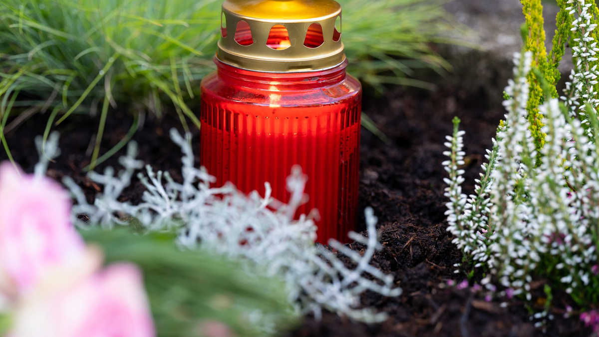 Trauerfeiern sind häufig teuer - doch die Kosten können unter Umständen von der Steuer abgesetzt werden  - Foto: Sven Hoppe/dpa