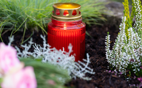 Trauerfeiern sind häufig teuer - doch die Kosten können unter Umständen von der Steuer abgesetzt werden  - Foto: Sven Hoppe/dpa