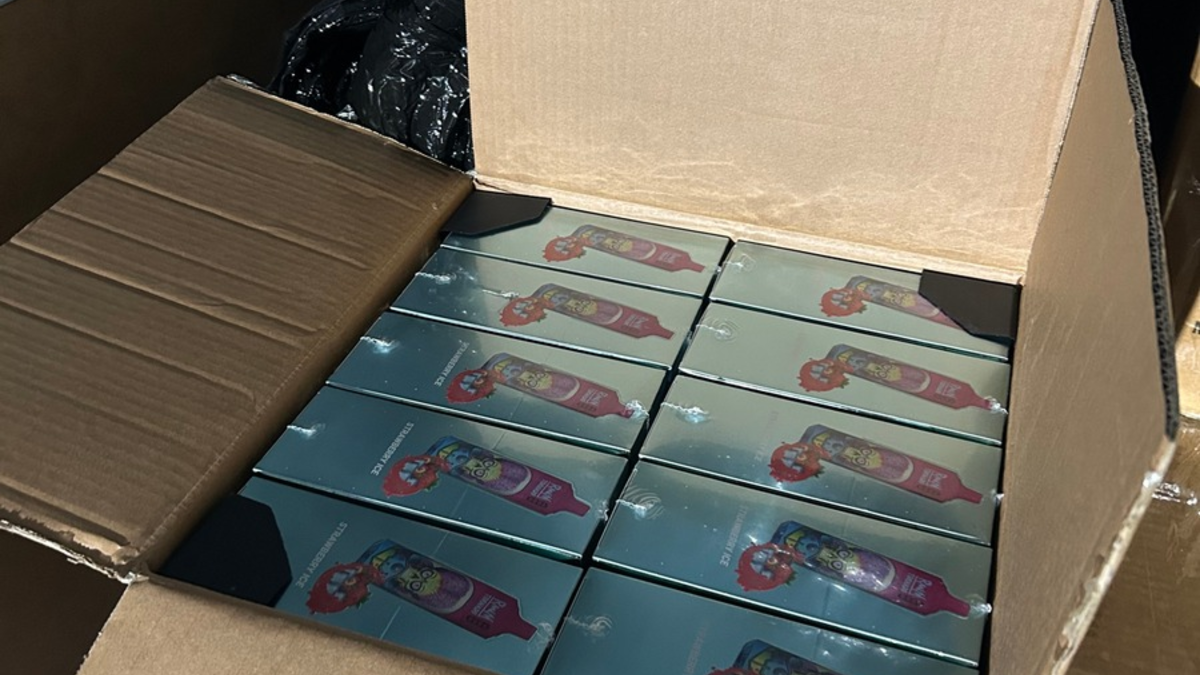 HZA-KA: Schlag gegen illegalen Zigarettenschmuggel auf der A5 / Zoll stellt über 12.000 E-Zigaretten sicher - Steuerhinterziehung in Höhe von 54.465,- Euro - Foto: presseportal.de