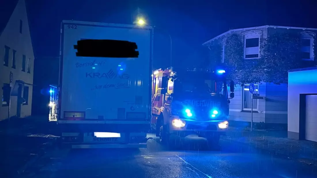 FW Horn-Bad Meinberg: Feuerwehr wird aufgrund Rauchmelder alarmiert - LKW fährt in Einsatzstelle und beschädigt Löschfahrzeug - Bild: presseportal.de