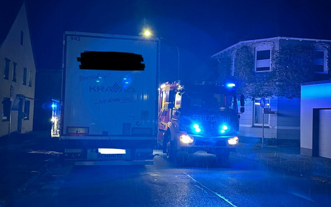 FW Horn-Bad Meinberg: Feuerwehr wird aufgrund Rauchmelder alarmiert - LKW fährt in Einsatzstelle und beschädigt Löschfahrzeug - Foto: presseportal.de