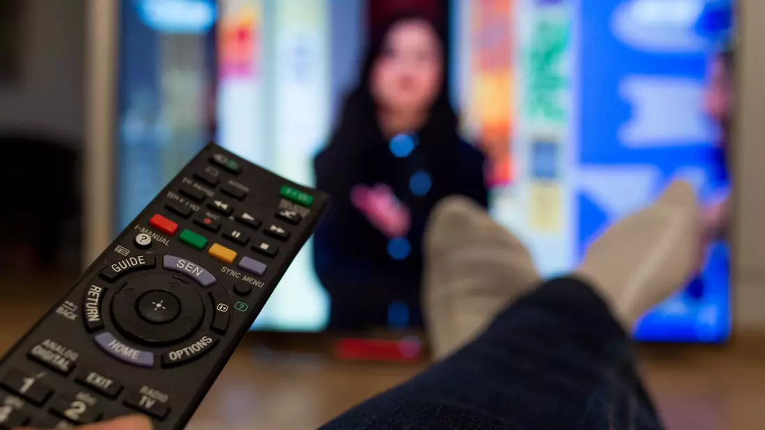Menschen im Ruhestand verbringen unter allen Altersgruppen die meiste Zeit mit Fernsehen und Streamen. (Symbolfoto) - Bild: Monika Skolimowska/dpa