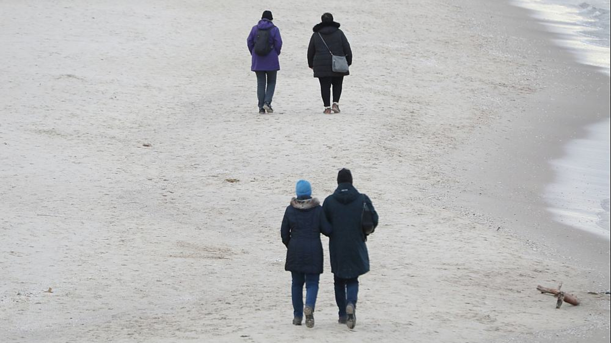 Paare gehen am Strand spazieren - Foto: über dts Nachrichtenagentur