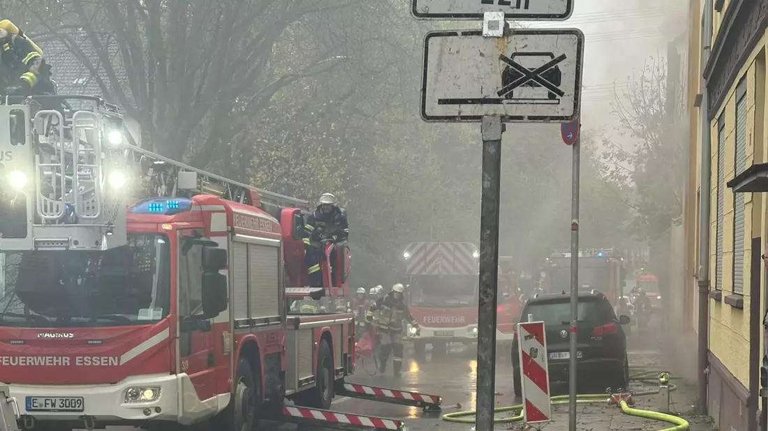 FW-E: Kellerbrand in einem Mehrfamilienhaus - Treppenraum verraucht - Bild: presseportal.de