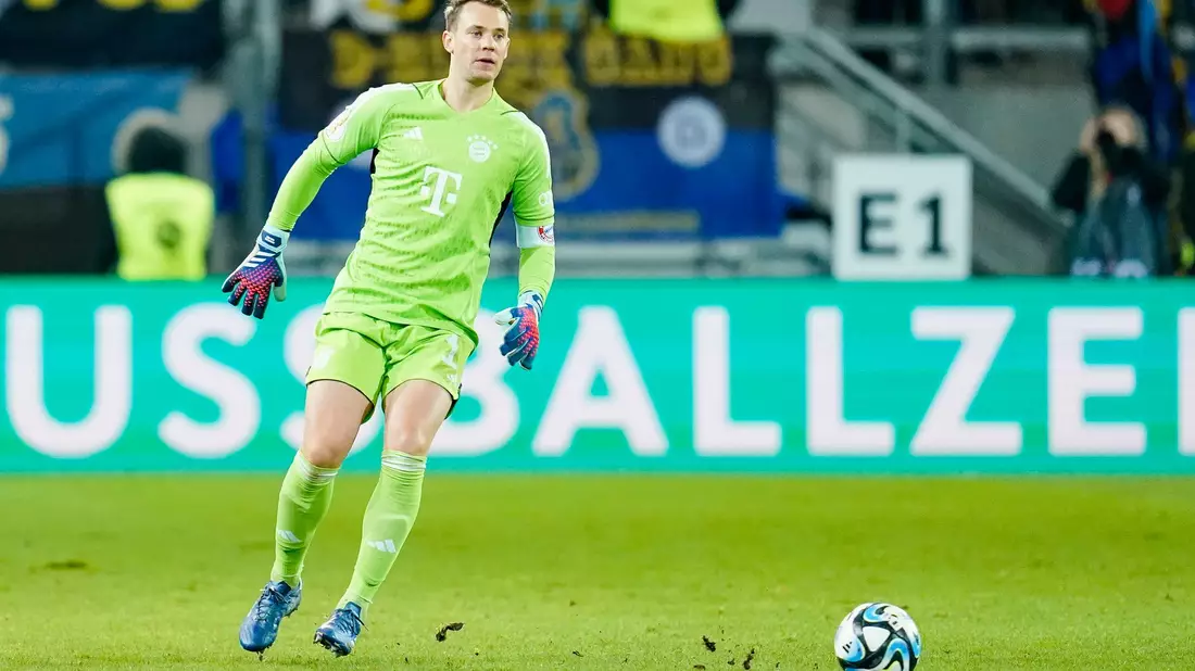 Vor einem Jahr strauchelten die Bayern, hier Manuel Neuer am Ball, auf dem vom Regen aufgeweichten Rasen in Saarbrücken.  - Bild: Uwe Anspach/dpa