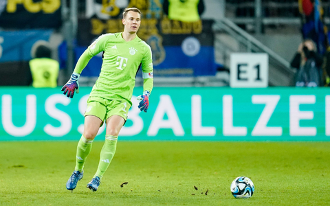 Vor einem Jahr strauchelten die Bayern, hier Manuel Neuer am Ball, auf dem vom Regen aufgeweichten Rasen in Saarbrücken.  - Foto: Uwe Anspach/dpa