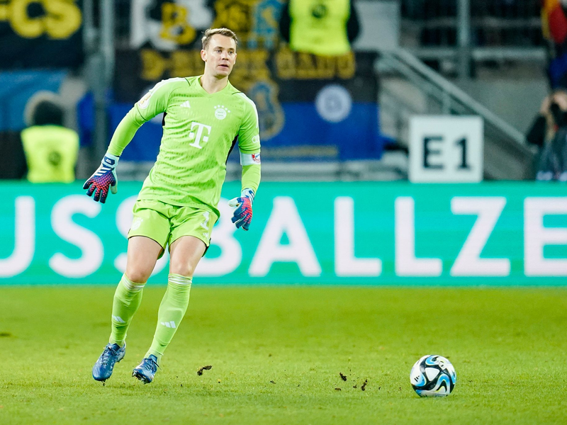 Vor einem Jahr strauchelten die Bayern, hier Manuel Neuer am Ball, auf dem vom Regen aufgeweichten Rasen in Saarbrücken.  - Foto: Uwe Anspach/dpa