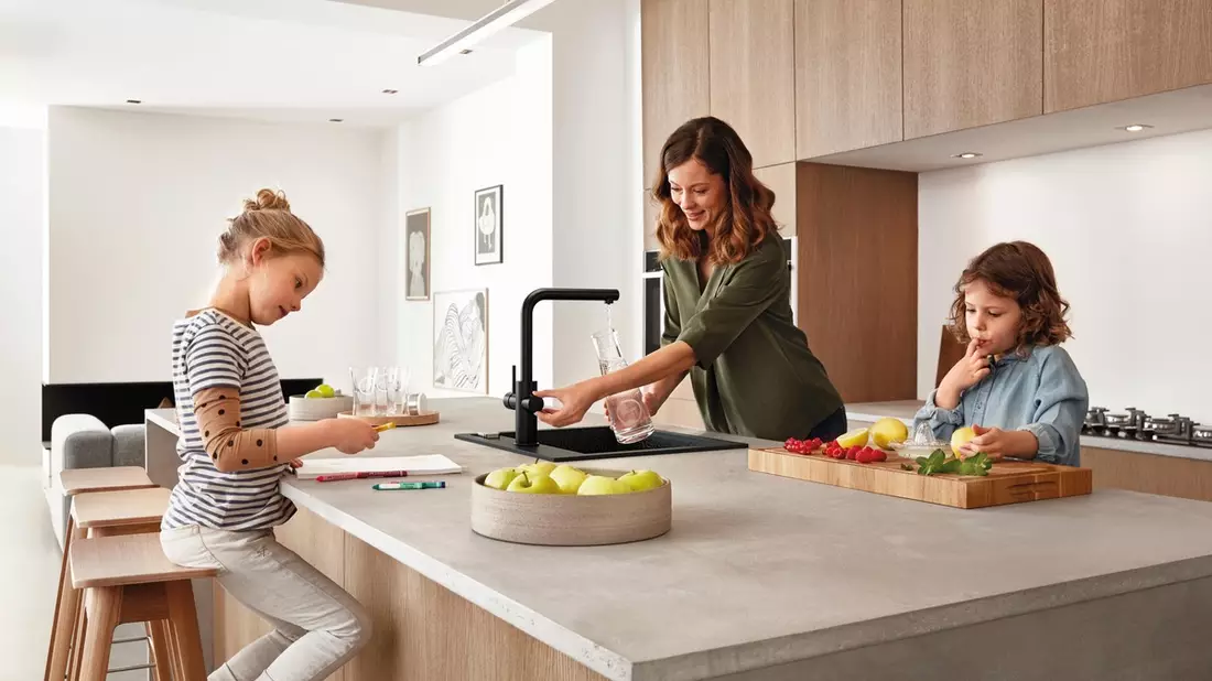 Nachhaltige Geschenkideen zu Weihnachten: Komfortabler Trinkwassergenuss ohne Einwegplastikflaschen mit GROHE Wassersystemen - Bild: presseportal.de
