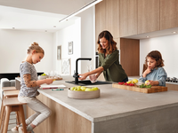 Nachhaltige Geschenkideen zu Weihnachten: Komfortabler Trinkwassergenuss ohne Einwegplastikflaschen mit GROHE Wassersystemen - Foto: presseportal.de