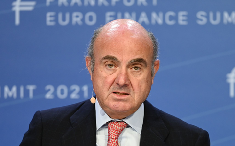 EZB-Vize Luis de Guindo blickt mit Sorge auf die schwache Konjunktur im Euroraum. (Archivbild) - Foto: Arne Dedert/dpa