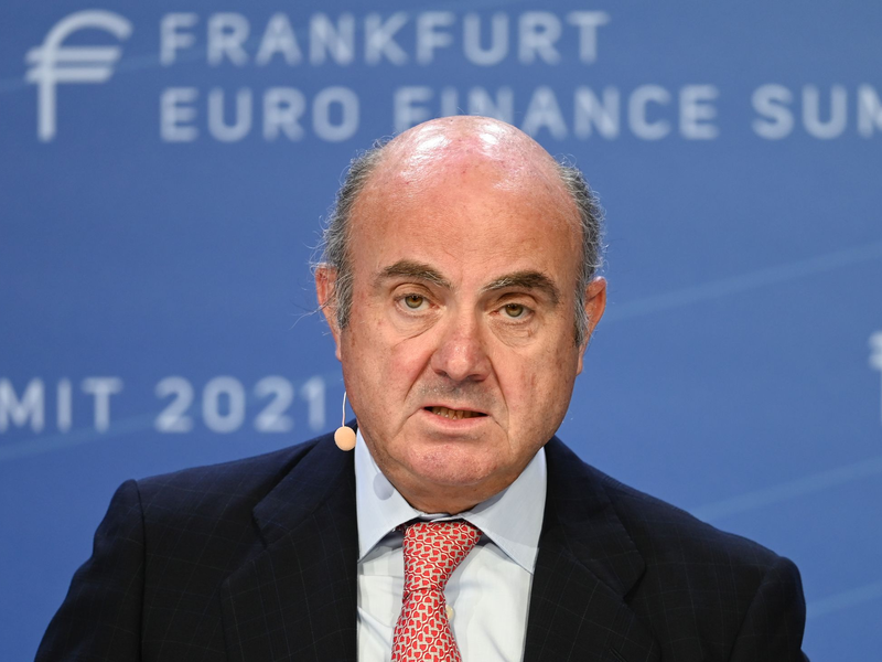 EZB-Vize Luis de Guindo blickt mit Sorge auf die schwache Konjunktur im Euroraum. (Archivbild) - Foto: Arne Dedert/dpa