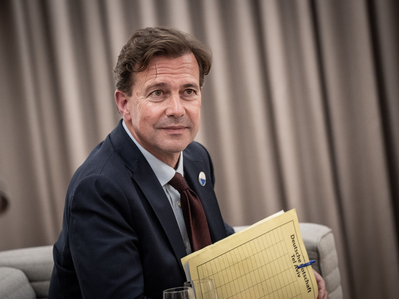 Der deutsche Botschafter in Israel, Steffen Seibert, hat sich erneut für die Freilassung aller israelischen Geiseln im Gazastreifen starkgemacht.  - Foto: Michael Kappeler/dpa