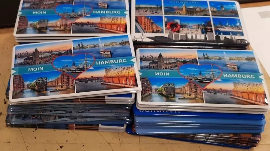 BPOL-HH: Vielleicht ein Hamburg-Fan? Mann entwendet 54 Moin Hamburg Magneten aus einem Geschäft im Bahnhof Hamburg-Altona- - Bild: presseportal.de