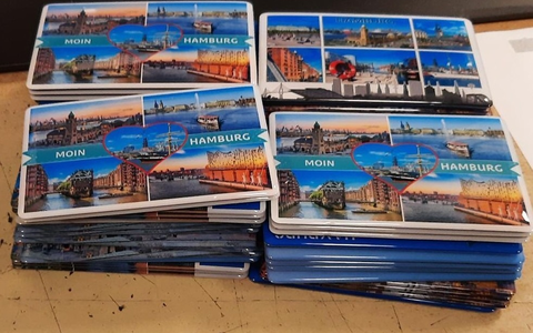 BPOL-HH: Vielleicht ein Hamburg-Fan? Mann entwendet 54 Moin Hamburg Magneten aus einem GeschÀft im Bahnhof Hamburg-Altona- - Foto: presseportal.de BPOL-HH: Vielleicht ein Hamburg-Fan? Mann entwendet 54 Moin Hamburg Magneten aus einem GeschÀft im Bahnhof Hamburg-Altona- - Foto: presseportal.de