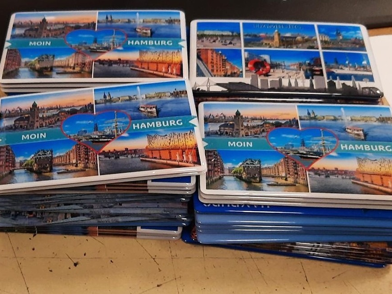 BPOL-HH: Vielleicht ein Hamburg-Fan? Mann entwendet 54 Moin Hamburg Magneten aus einem Geschäft im Bahnhof Hamburg-Altona- - Foto: presseportal.de