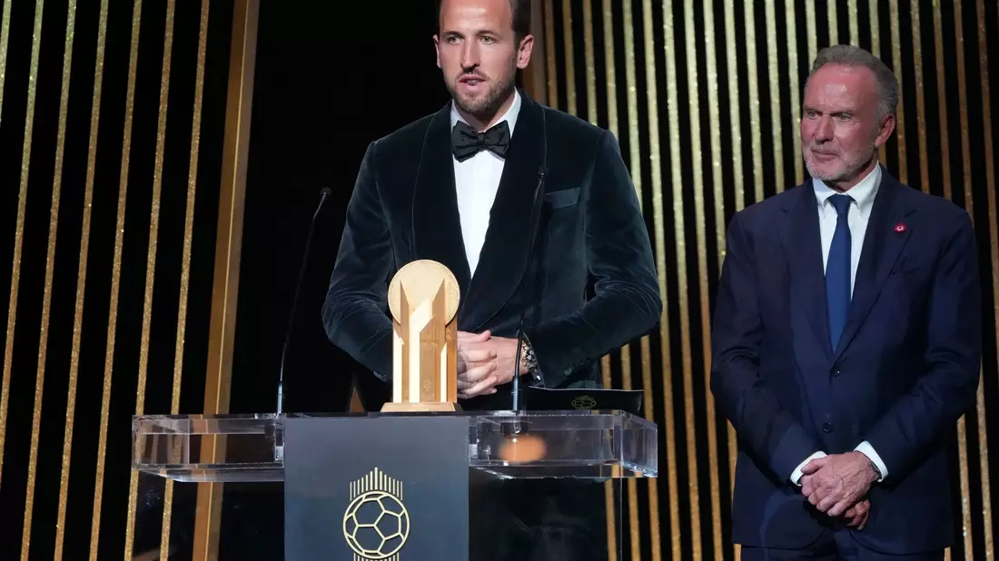 Harry Kane (l) bei der Ballon d'Or-Veranstaltung am Montagabend in Paris, neben ihm der frühere Bayern-Chef Karl-Heinz Rummenigge. - Bild: Michel Euler/AP