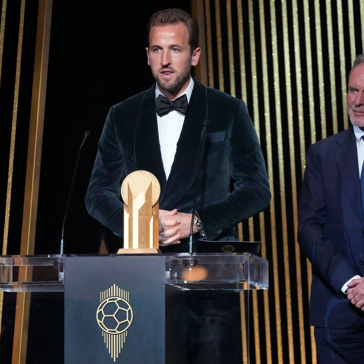 Harry Kane (l) bei der Ballon d'Or-Veranstaltung am Montagabend in Paris, neben ihm der frühere Bayern-Chef Karl-Heinz Rummenigge. - Foto: Michel Euler/AP