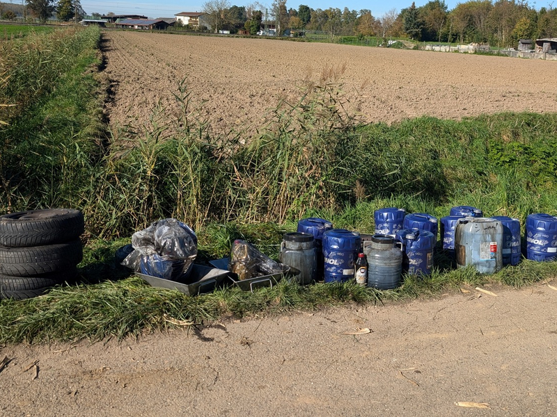 POL-OG: Hohberg, Hofweier - Altöl illegal entsorgt, Polizei bittet um Hinweise (FOTO) - Foto: presseportal.de