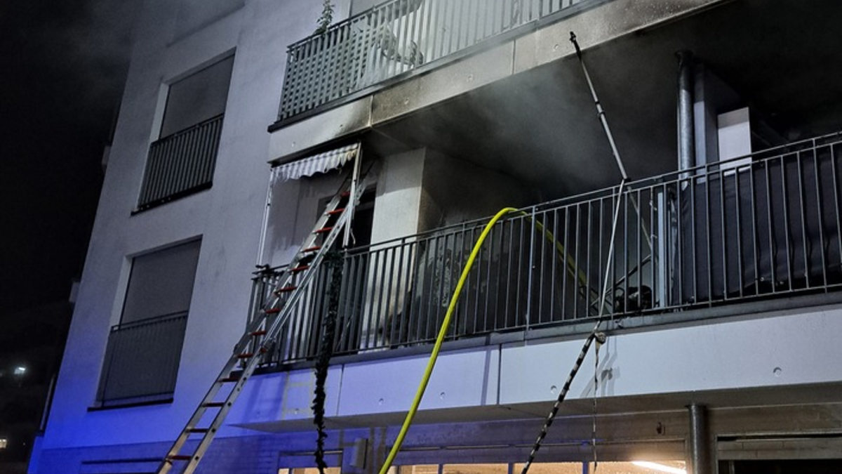 FW-M: Flammen auf dem Balkon (Aubing) - Foto: presseportal.de