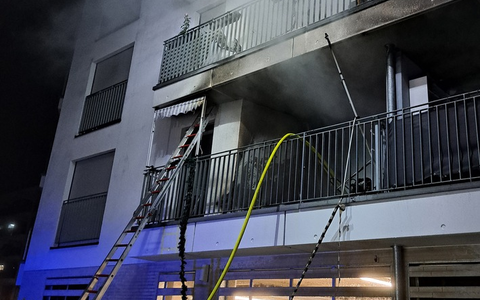 FW-M: Flammen auf dem Balkon (Aubing) - Foto: presseportal.de