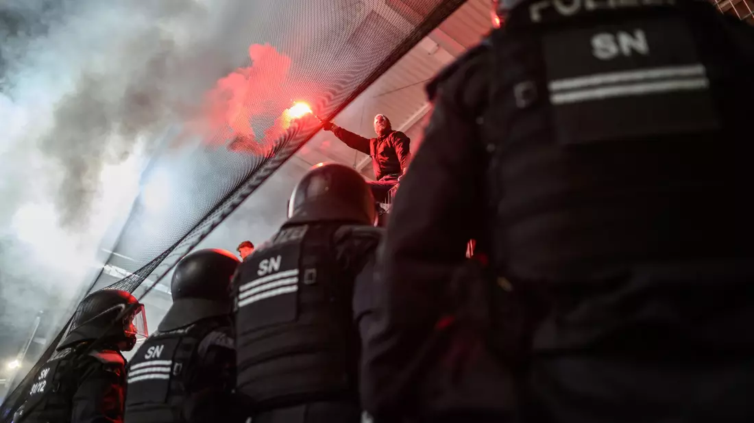Der Missbrauch von Pyrotechnik habe in den ersten drei Spielklassen weiter zugenommen, heißt es im Jahresbericht der ZIS. (Archivbild) - Bild: Robert Michael/dpa