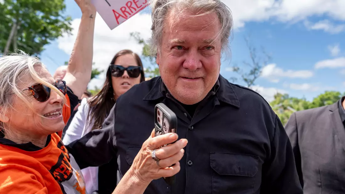 Steve Bannon, Trumps ehemaliger Chef-Stratege, wird Anfang Juli bei Gericht vorstellig, um eine viermonatige Haftstrafe wegen Missachtung des Kongresses anzutreten. - Bild: Julia Nikhinson/AP/dpa