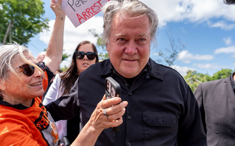 Steve Bannon, Trumps ehemaliger Chef-Stratege, wird Anfang Juli bei Gericht vorstellig, um eine viermonatige Haftstrafe wegen Missachtung des Kongresses anzutreten. - Foto: Julia Nikhinson/AP/dpa