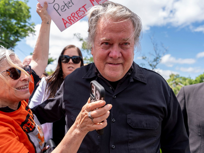 Steve Bannon, Trumps ehemaliger Chef-Stratege, wird Anfang Juli bei Gericht vorstellig, um eine viermonatige Haftstrafe wegen Missachtung des Kongresses anzutreten. - Foto: Julia Nikhinson/AP/dpa
