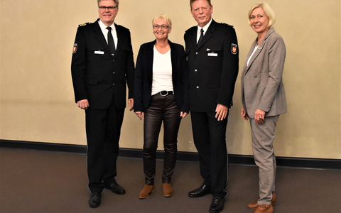 POL-OL: Verabschiedung des Leiters des Polizeikommissariats Bad Zwischenahn - Polizeioberrat Heinz Schevel geht in den Ruhestand - Foto: presseportal.de POL-OL: Verabschiedung des Leiters des Polizeikommissariats Bad Zwischenahn - Polizeioberrat Heinz Schevel geht in den Ruhestand - Foto: presseportal.de