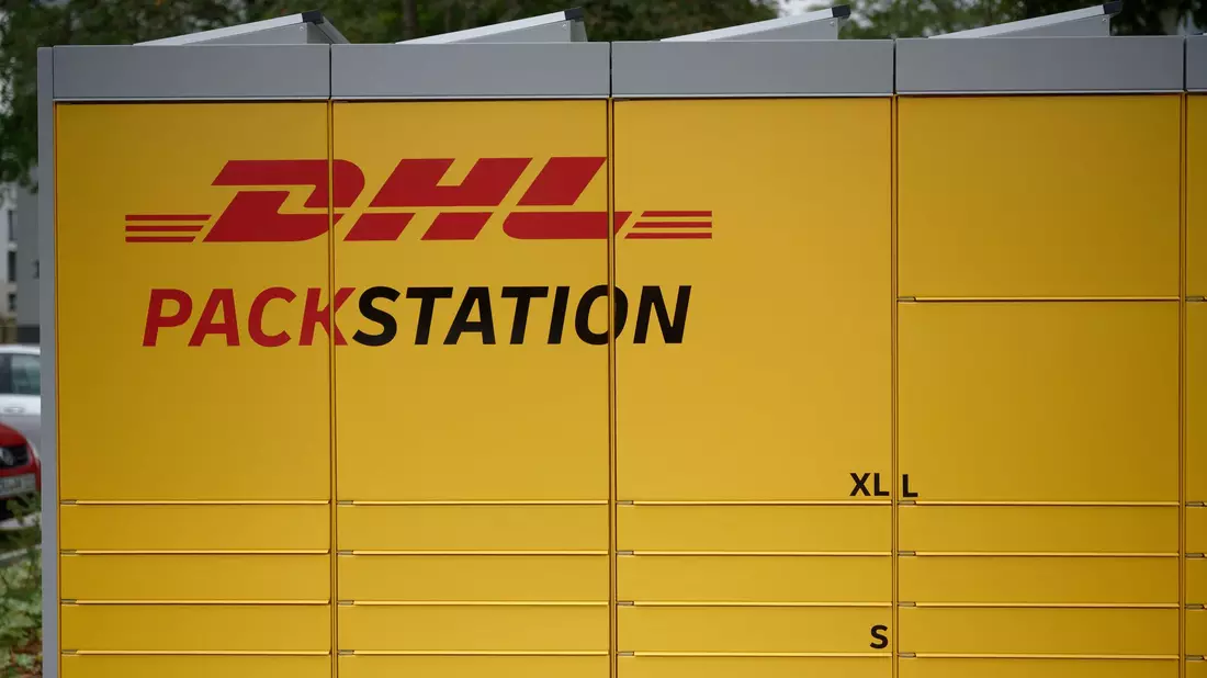 Beim Paketdienstleister DHL gibt es IT-Probleme. - Bild: Henning Kaiser/dpa