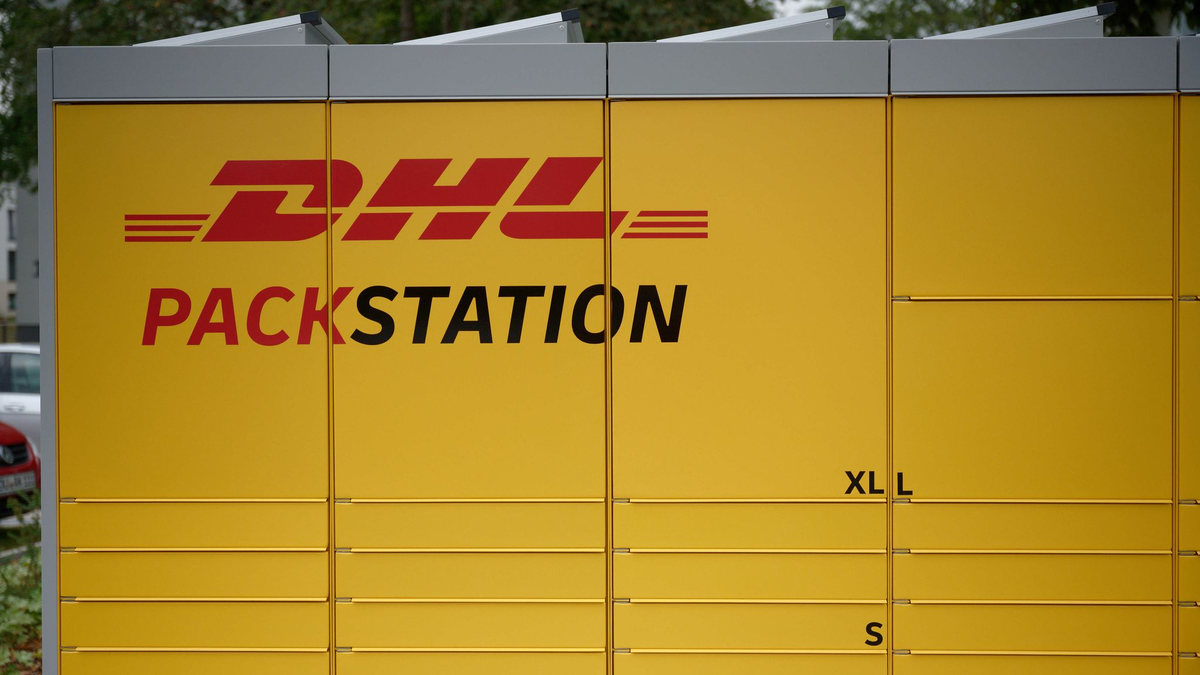Beim Paketdienstleister DHL gibt es IT-Probleme. - Foto: Henning Kaiser/dpa