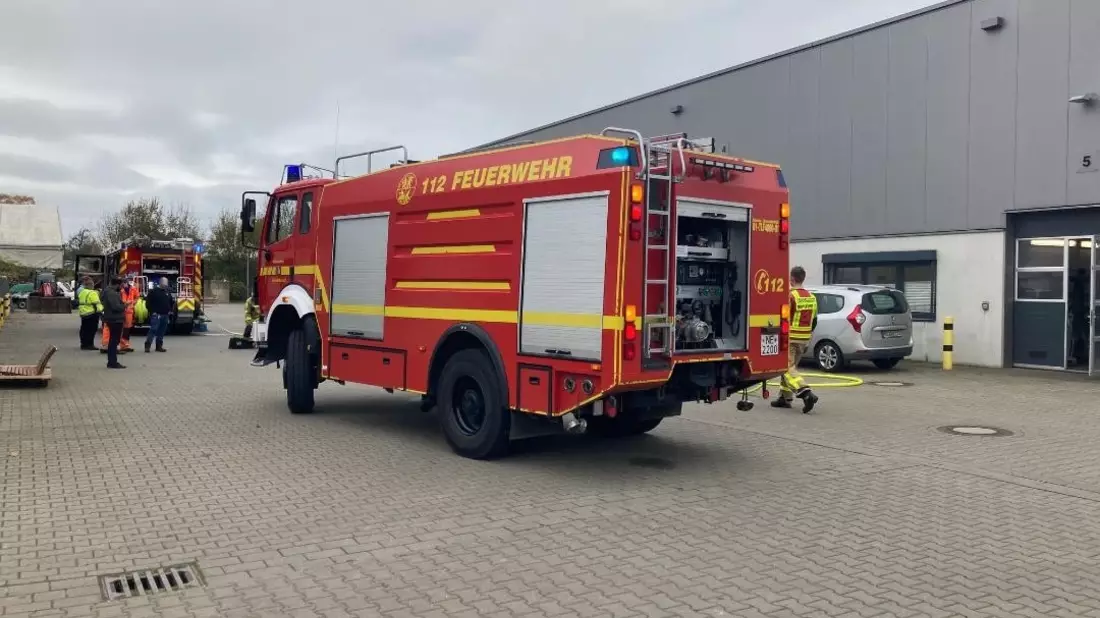 FW Grevenbroich: Feuerwehr löscht Fahrzeugbrand in Halle in Grevenbroich - Bild: presseportal.de