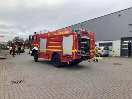 FW Grevenbroich: Feuerwehr löscht Fahrzeugbrand in Halle in Grevenbroich - Foto: presseportal.de