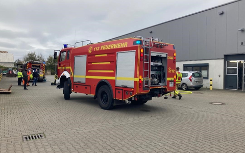 FW Grevenbroich: Feuerwehr löscht Fahrzeugbrand in Halle in Grevenbroich - Foto: presseportal.de