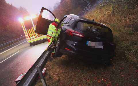 POL-HX: Übermüdung: 21-Jähriger fährt auf Leitplanke - Foto: presseportal.de