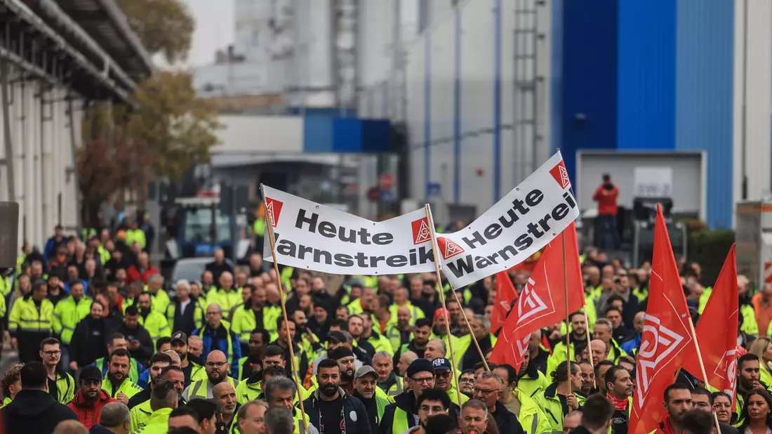Sieben Prozent mehr Geld lautet die Forderung der IG Metall.  - Bild: Oliver Berg/dpa